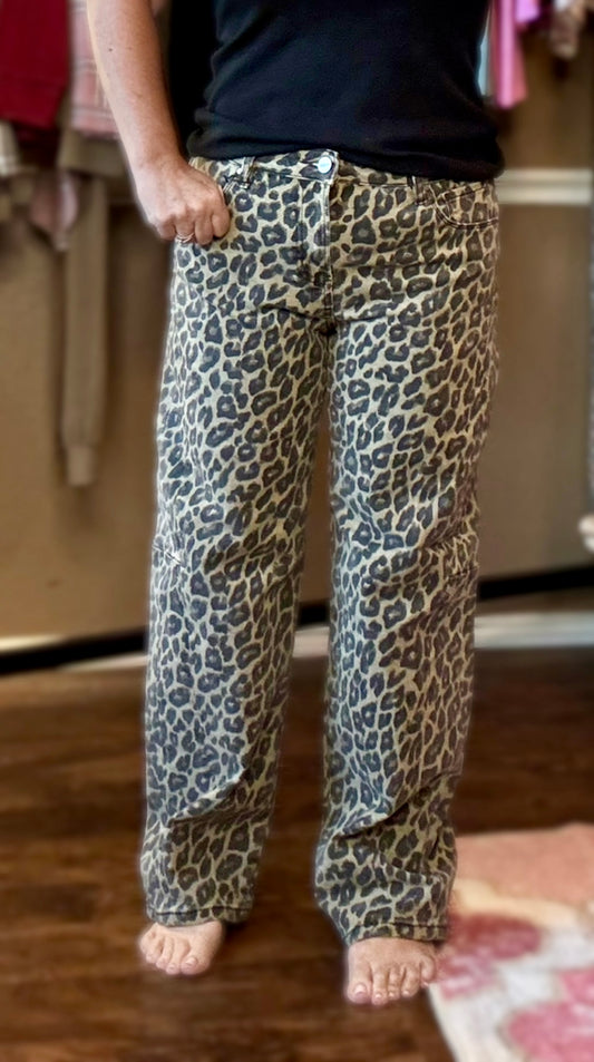 Mid Rise Leopard Barrel Jeans